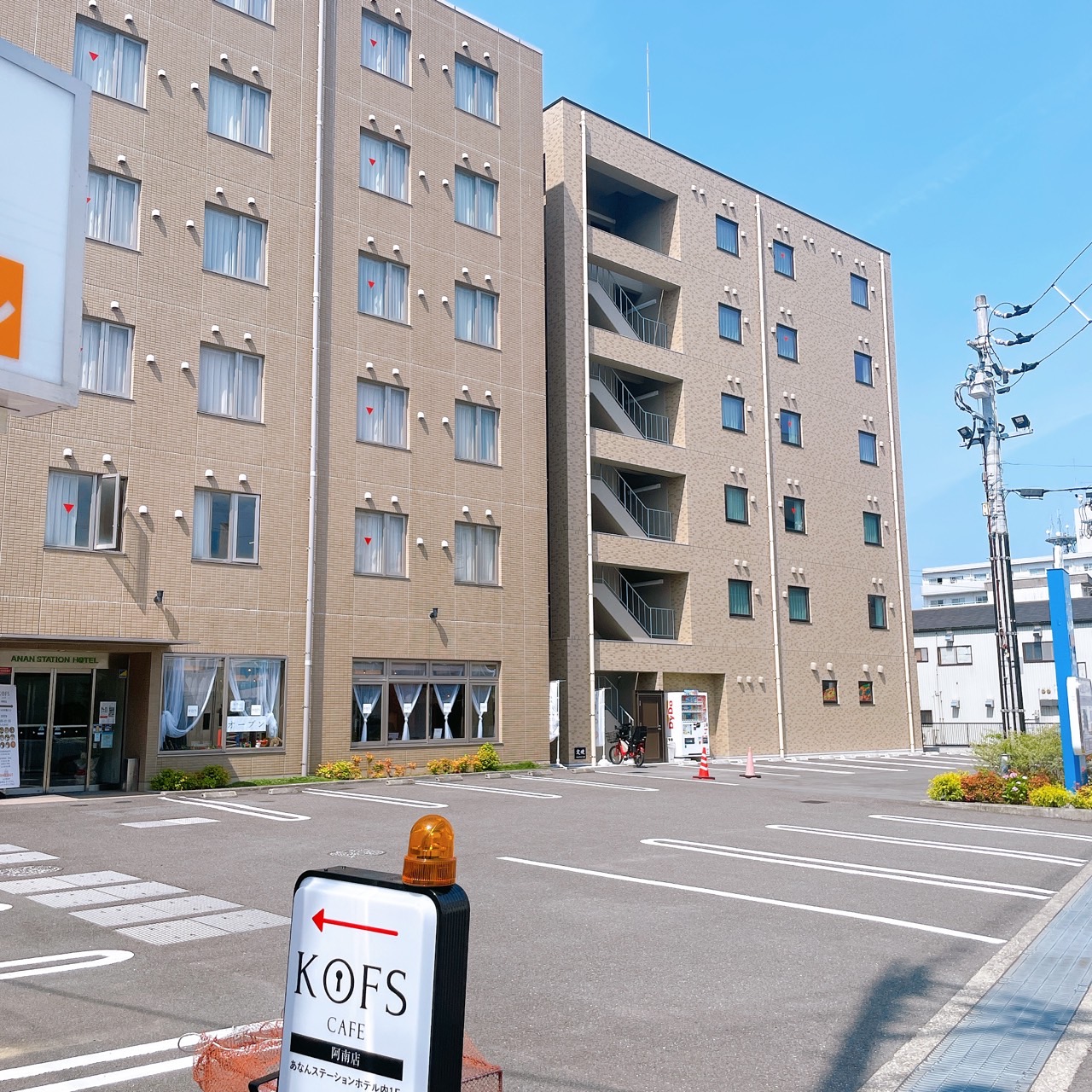 あなんステーションホテル1階にあるCAFE KOFS阿南店の外観