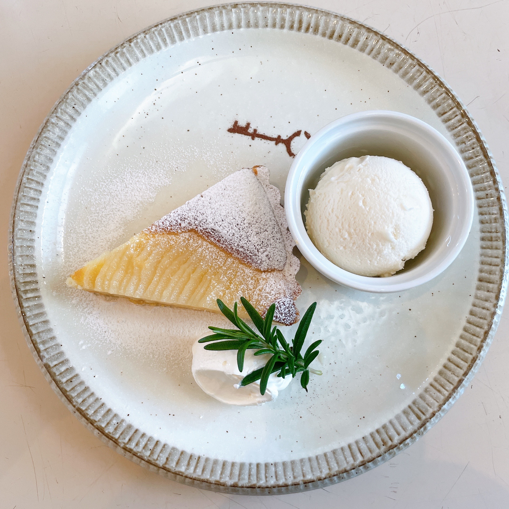 ケーキとアイスクリームのデザートプレート