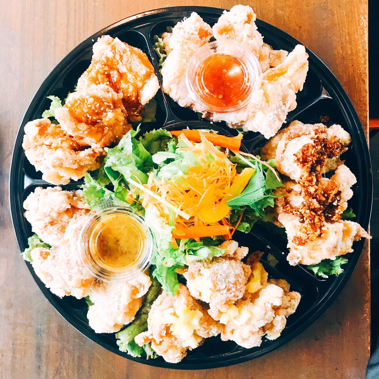 唐揚げとサラダの盛り合わせ